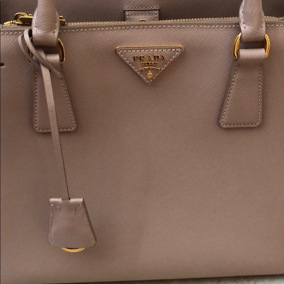 ❌SOLD❌ Prada saffiano lux tote - Picture 6 of 8